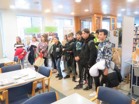 Obisk učencev v knjižnici s